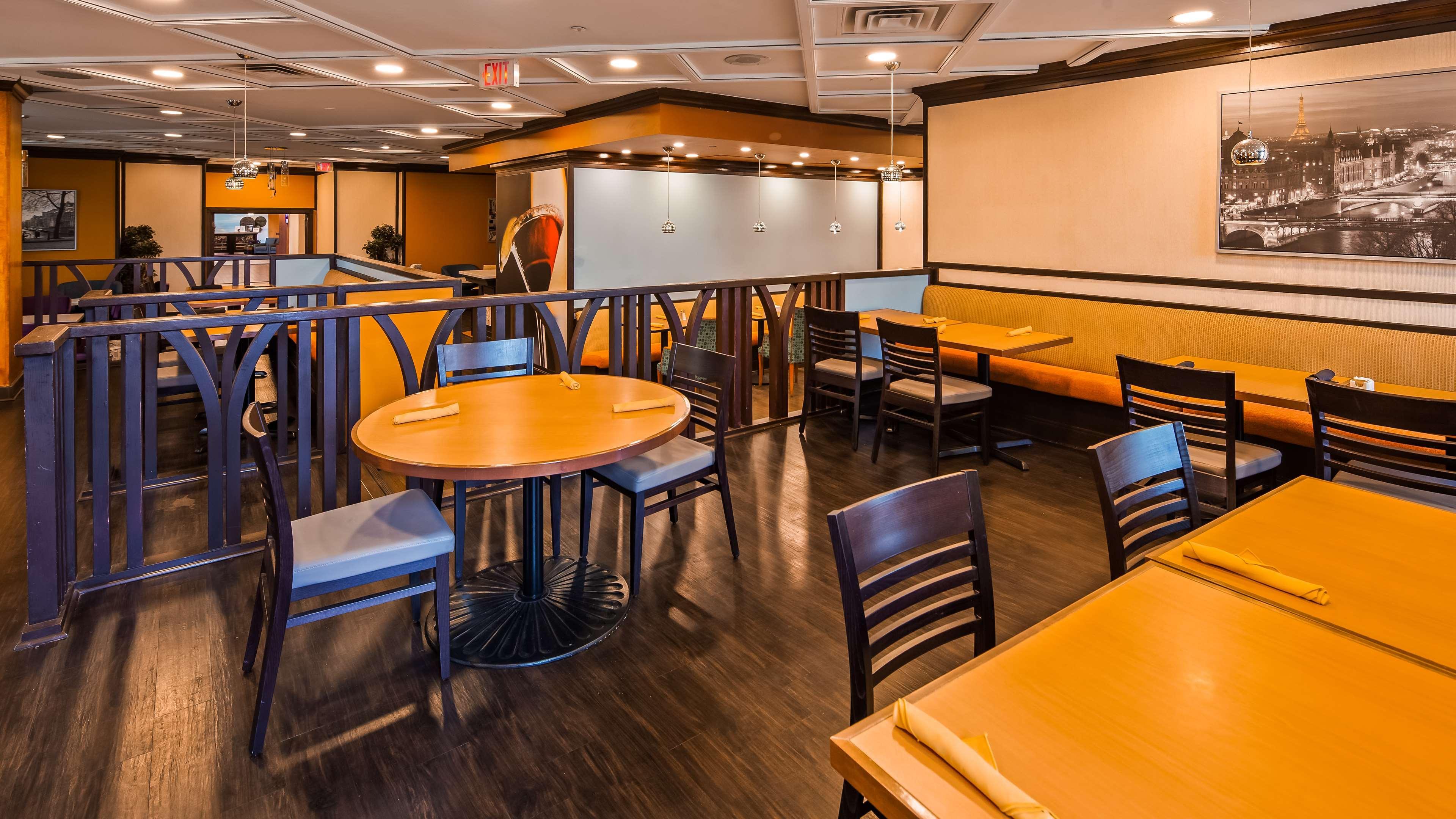 Best Western Premier Toronto Airport Carlingview Hotel Exterior photo
