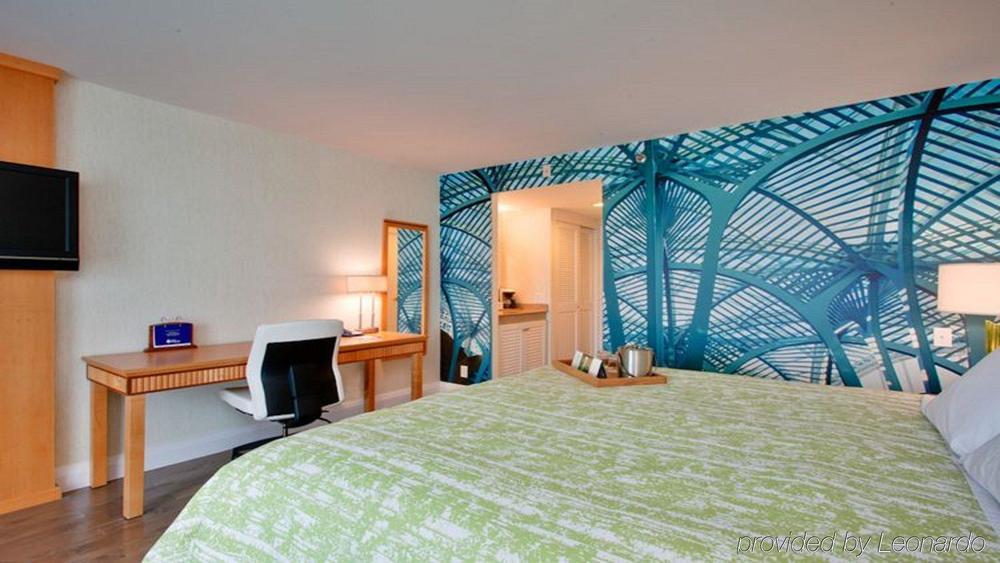 Best Western Premier Toronto Airport Carlingview Hotel Room photo