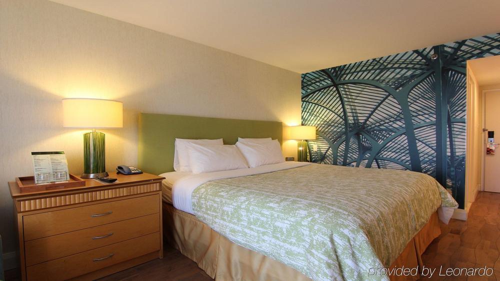 Best Western Premier Toronto Airport Carlingview Hotel Exterior photo