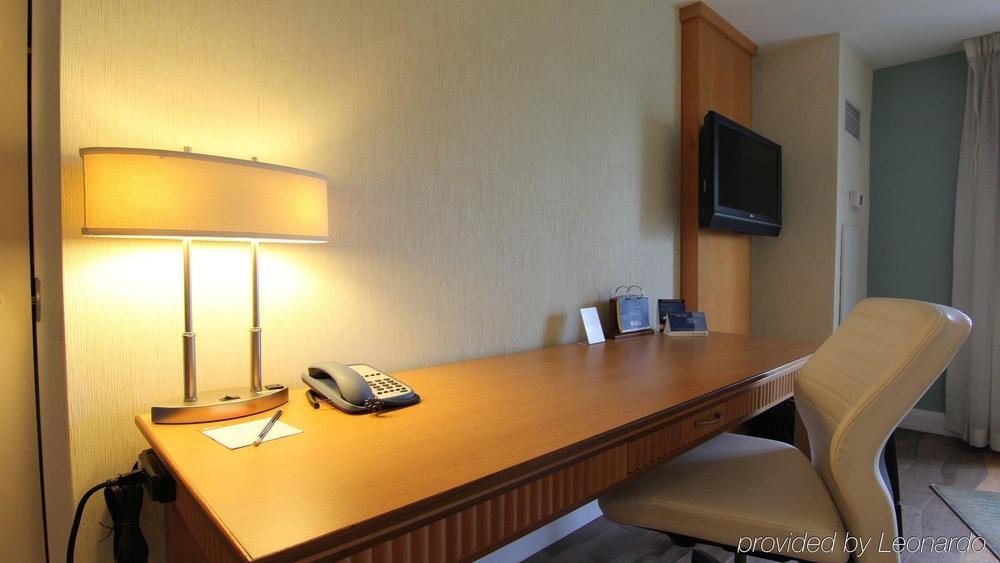 Best Western Premier Toronto Airport Carlingview Hotel Exterior photo