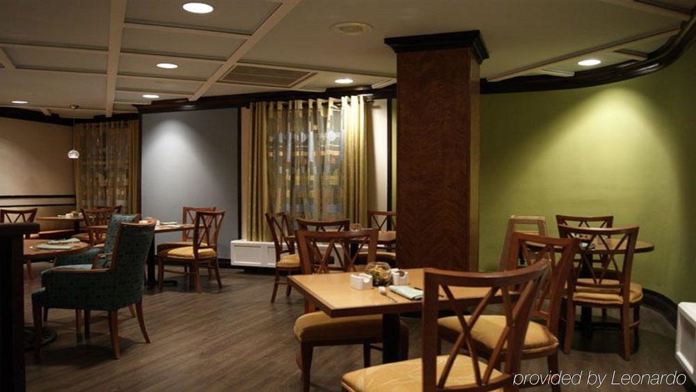 Best Western Premier Toronto Airport Carlingview Hotel Restaurant photo