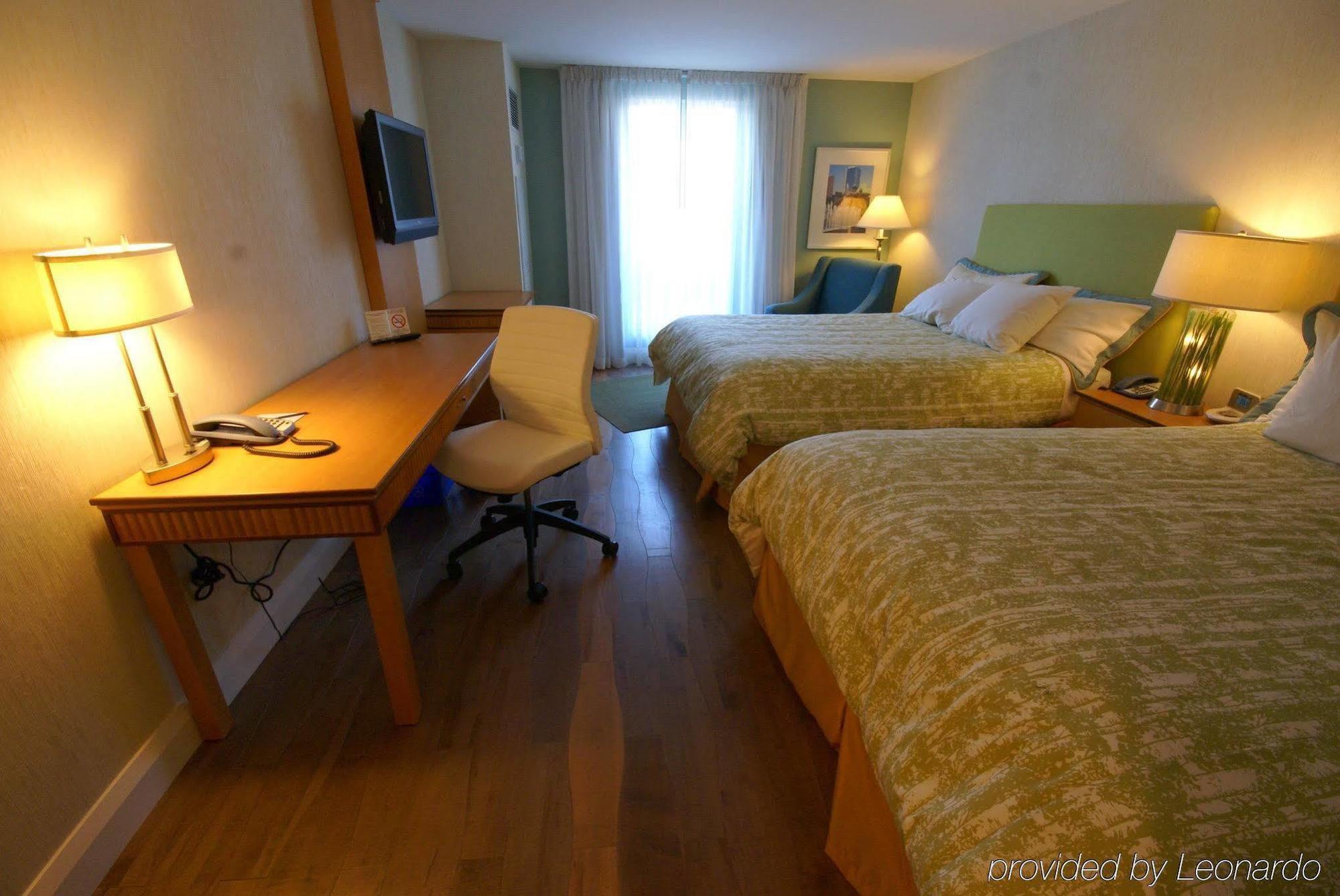 Best Western Premier Toronto Airport Carlingview Hotel Room photo